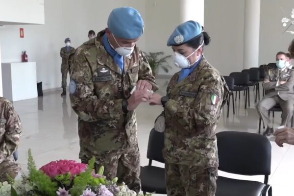 Vincenzo e Fiorella sposi in mimetica in Libano: primo matrimonio tra militari in missione