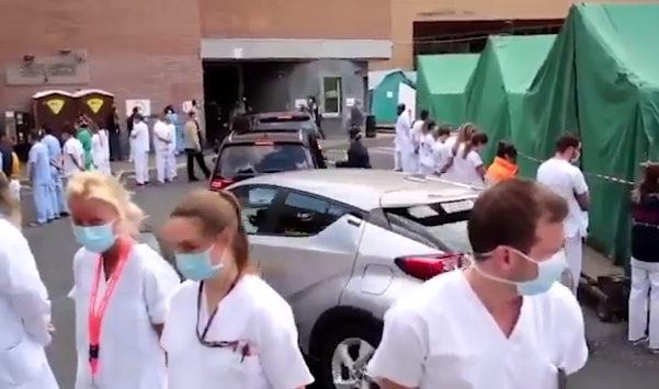 Premer in visita all’ospedale, la lezione di medici e infermieri: la protesta