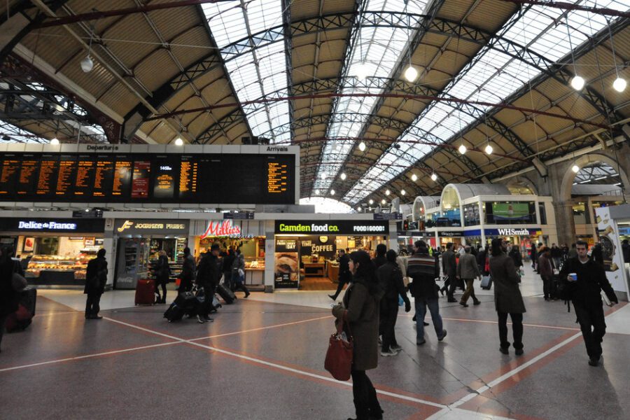 Positivo al Coronavirus sputa addosso a bigliettaia, lei si ammala e muore