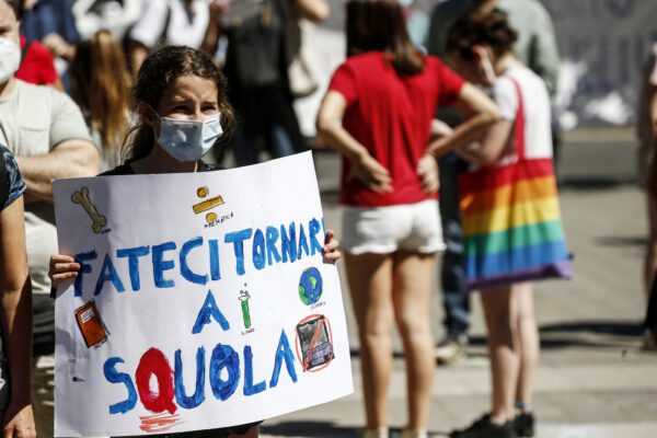 Ultimo giorno di scuola in classe, no dal comitato di esperti: “Troppo pericoloso”