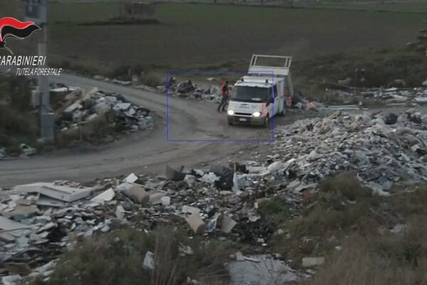 Smaltisce rifiuti in strada, imprenditore 49enne denunciato dai Carabinieri