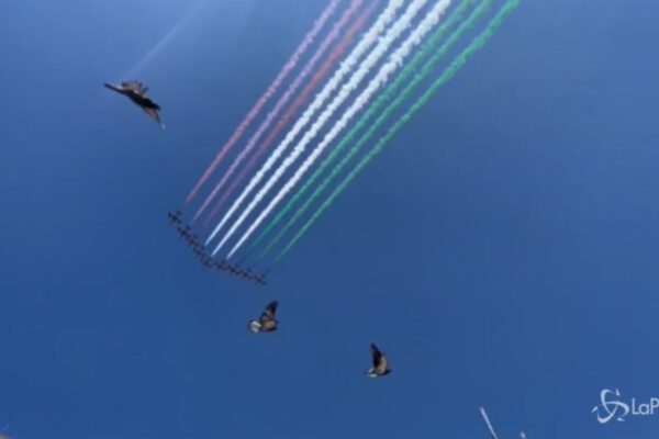 Le Frecce Tricolori su Milano, applausi in Piazza Duomo
