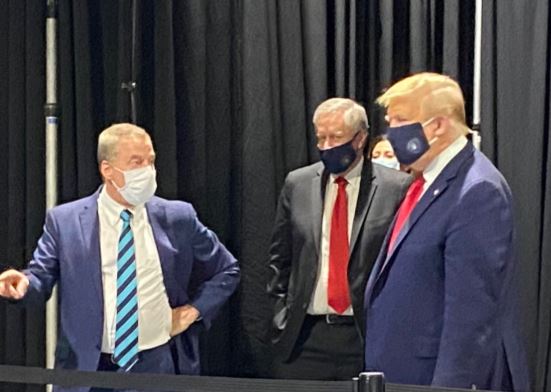 Trump ‘paparazzato’ per la prima volta in mascherina scatena le polemiche con i giornalisti