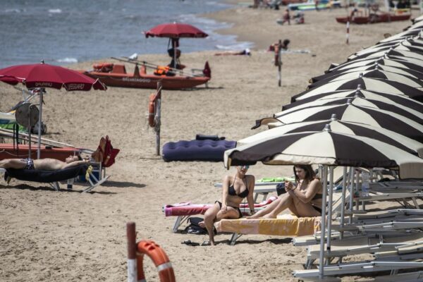 Turismo, persi 20 miliardi in 3 mesi. Franceschini: “Non si escludono vacanze in Europa”