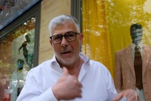 Fase2, riaprono i negozi tra mascherine e disinfettanti ma è protesta: “Siamo rimasti in mutande”