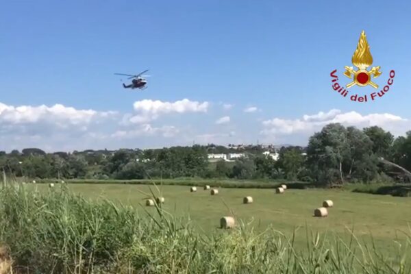 Roma, aereo biposto precipita nel Tevere: salvo l’istruttore, disperso l’allievo
