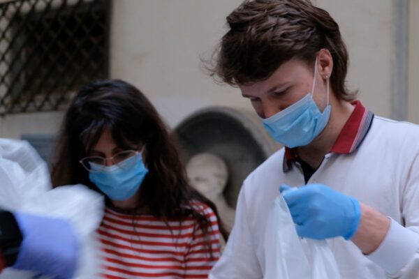 La quarantena solidale di Vincent a Napoli: “Nonostante la pandemia i napoletani tengono sempre alto lo spirito”