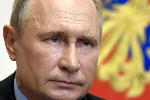 Russia, è record di contagi ma Putin alleggerisce il lockdown
