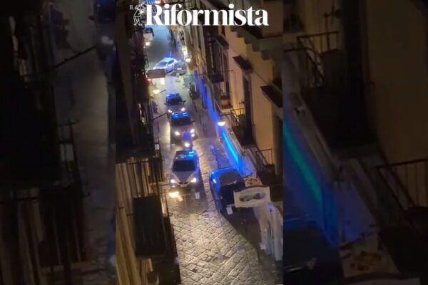 Fuoco e fiamme nei Quartieri Spagnoli: uomo “scaricato” in fin di vita, esplosi 26 proiettili