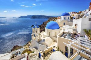 La Grecia riapre ai turisti italiani: tampone per chi proviene dalle regioni del nord, è polemica