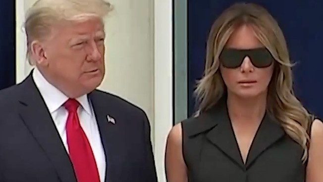“Melania, sorridi!”, Trump sgrida in diretta la First Lady