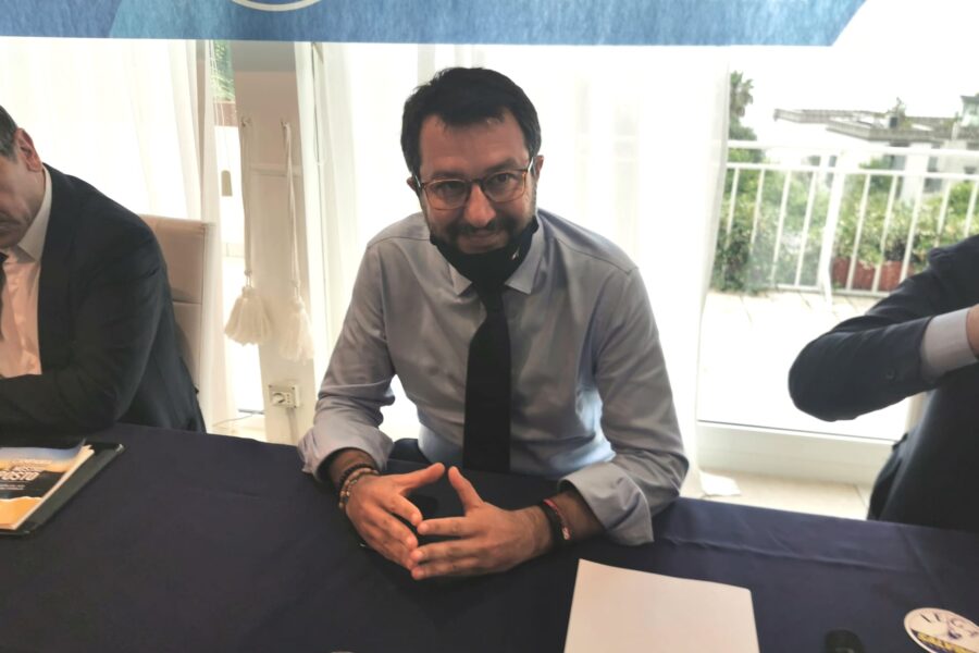 Salvini punta solo alla sua visibilità: è lui lo sfidante di De Luca (come con Bonaccini)