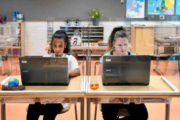 Scuola, Azzolina propone plexiglass tra i banchi ma a mancare è il personale