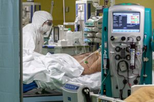 Guarito col plasma dal coronavirus, medico napoletano muore per i danni riportati