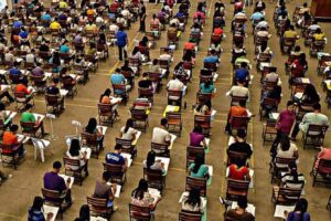 Concorso scuola, Pd e Lega chiedono il rinvio ma Azzolina non cede: “Si farà il 22 ottobre”