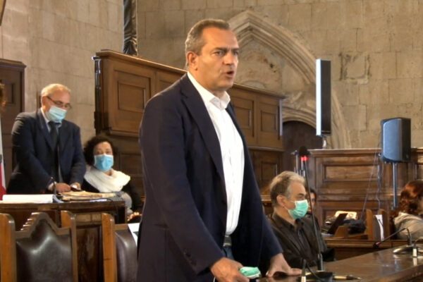 De Magistris senza maggioranza ma si salva perché manca l’opposizione