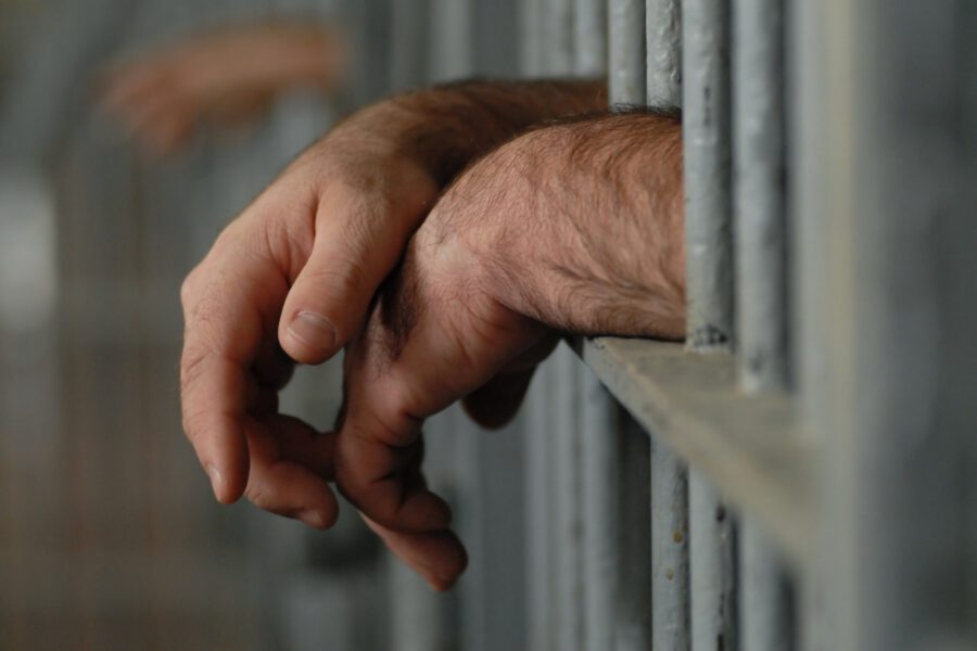 “La mia prima volta in cella tra sporcizia, disumanità e psicofarmaci”, lettera di un detenuto