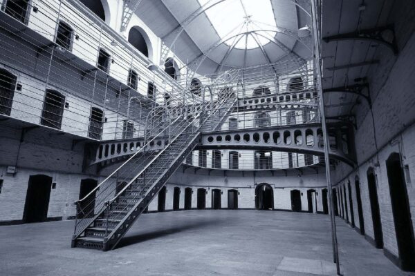 Suicidi e affollamento, così le carceri campane sono tornate indietro di 20 anni