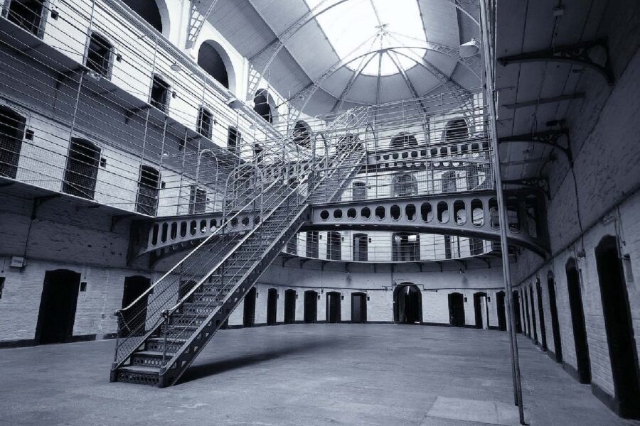 Suicidi e affollamento, così le carceri campane sono tornate indietro di 20 anni