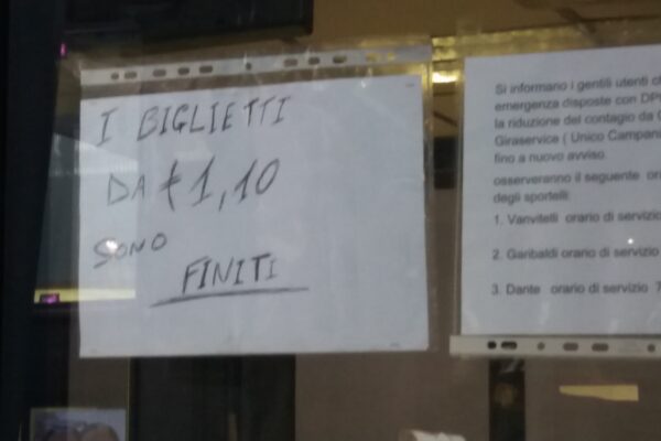 Napoli, il giallo dei biglietti di bus e metro introvabili: è caos nei trasporti