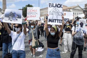 In ginocchio per George Floyd, in migliaia a Roma contro il razzismo