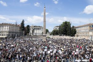 In ginocchio per George Floyd, in migliaia a Roma contro il razzismo