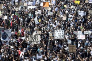 In ginocchio per George Floyd, in migliaia a Roma contro il razzismo