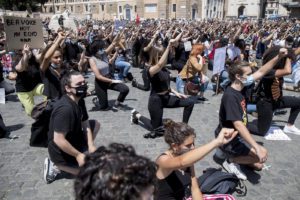 In ginocchio per George Floyd, in migliaia a Roma contro il razzismo