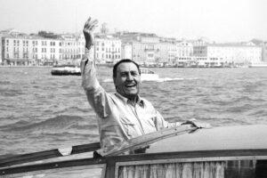Alberto Sordi nasceva 100 anni fa, la sua filmografia è la biografia dell’Italia