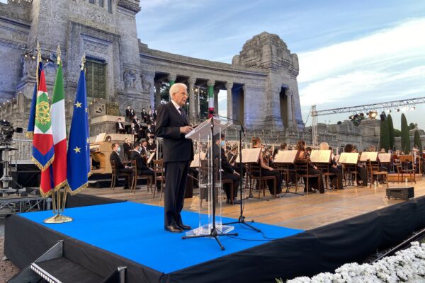 Mattarella a Bergamo: “Qui il cuore dell’Italia. Si rifletta sugli errori commessi”