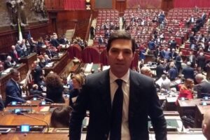 Francesco Acquaroli, il candidato del centrodestra nelle Marche e la cena su Mussolini nel luogo dell’eccidio nazista