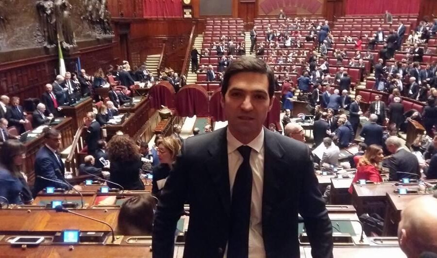 Francesco Acquaroli, il candidato del centrodestra nelle Marche e la cena su Mussolini nel luogo dell’eccidio nazista