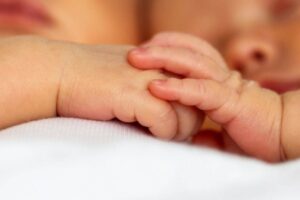 A 70 anni diventa madre di due gemelli: la cura per la fertilità funziona