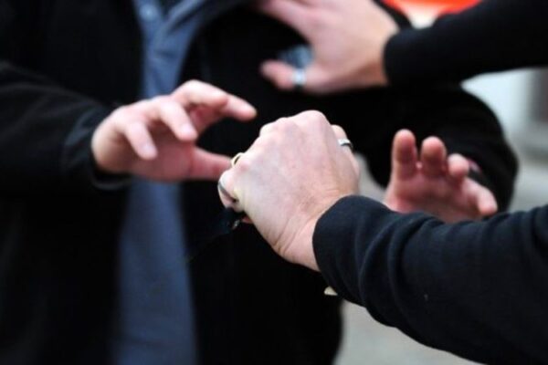 Apprezzamenti alla compagna di un amico, poi le coltellate: follia nel Napoletano