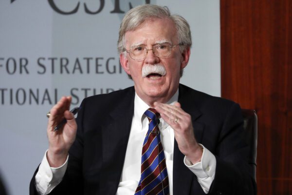 Le rivelazioni di John Bolton e i ‘complici’ di Anne Applebaum