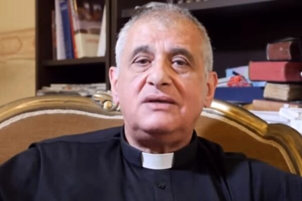 Perché si è dimesso Don Ricotta, il prete che non vuole dare la comunione coi guanti