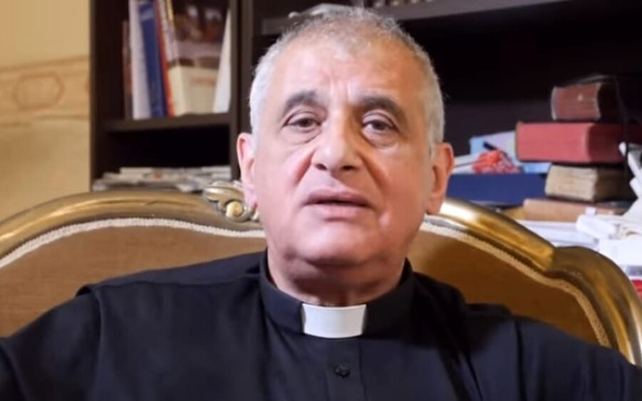 Perché si è dimesso Don Ricotta, il prete che non vuole dare la comunione coi guanti