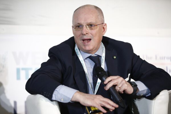 Coronavirus, Ricciardi scarica le colpe sulle Regioni: “Ma coprifuoco è inutile, meglio lockdown locali” Coronavirus, Ricciardi scarica le colpe sulle Regioni: “Ma coprifuoco è inutile, meglio lockdown locali”