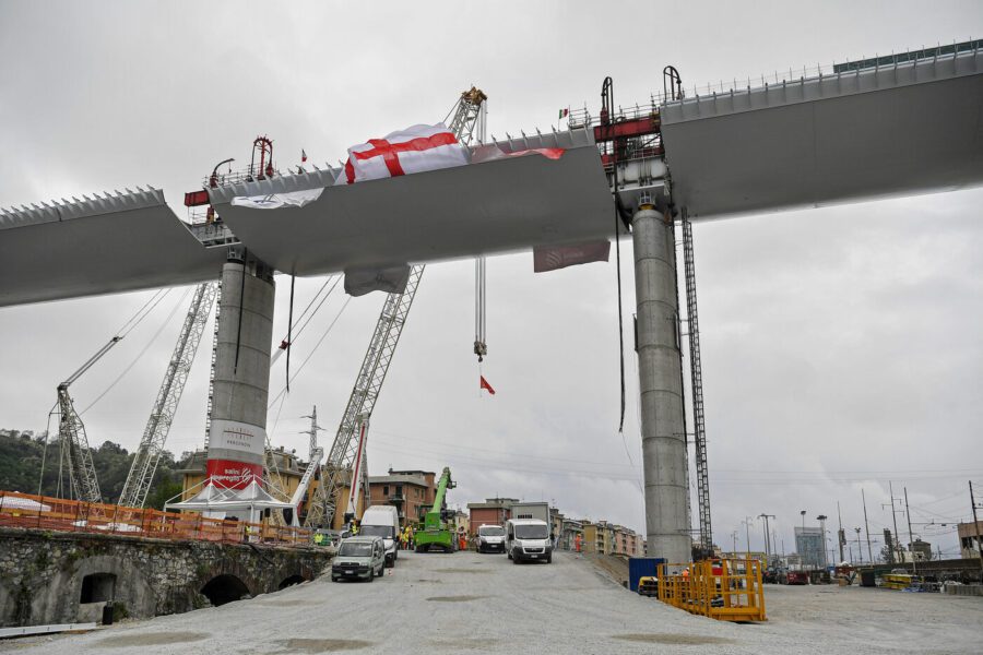 Foto Fabio Ferrari/LaPresse 
28 Aprile 2020 Genova, Italia 
Cronaca
Genova, varo dell’ultimo impalcato che completa la struttura del nuovo Ponte di Genova.
 Nella foto: Conclusione ultima campata.

Photo Fabio Ferrari/LaPresse 
April 28, 2020 Genoa, Italy
News 
Genoa, the last span that completes the structure of the new Genoa bridge.
In the picture:  the last span
