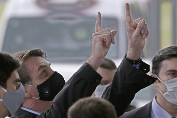 Bolsonaro come Troisi: “Mi dispiace per le vittime di Covid ma moriremo tutti”