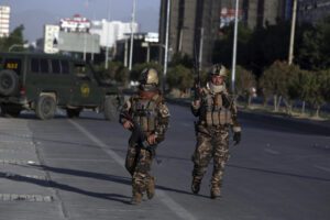 Immagine di repertorio: Afghan security forces inspect the site where a bus carrying local TV station employees hit a roadside bomb in Kabul, Afghanistan, Saturday, May 30, 2020. (AP Photo/Rahmat Gul)