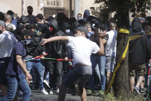 Neofascisti e ultras al Circo Massimo, è guerriglia: aggrediti agenti e giornalisti Neofascisti e ultras al Circo Massimo, è guerriglia: aggrediti agenti e giornalisti