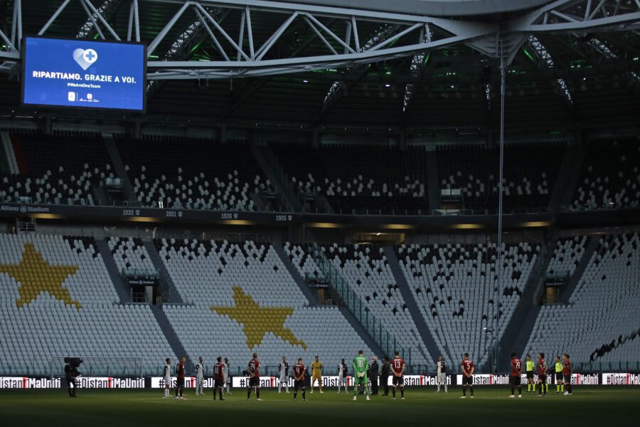 Juve-Milan: minuto di silenzio per le vittime del Covid. In campo con magliette antirazzismo