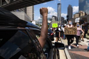 Rabbia ad Atlanta: fiamme e arresti nelle manifestazioni per l’uccisione di Rayshard Brooks
