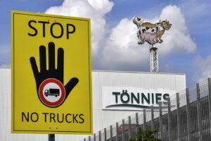 Germania, si allarga il focolaio del mattatoio: nuovo lockdown nel distretto