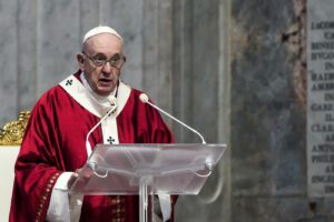 Il monito di Papa Francesco: “Non servono parolai che promettono l’impossibile”