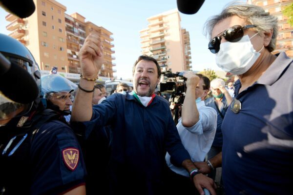 Foto Alessandro Pone – LaPresse
Caserta 29 giugno 2020
Cronaca
Matteo Salvini a Mondragone nei pressi del focolaio in un complesso abitativo  in provincia di Caserta, il contagio del virus si è diffuso in una comunità bulgara abitante nelle palazzine "EX CIRIO".  Contestazioni durante il suo discorso. 

Photo Alessandro Pone – LaPresse
Caserta 29 june 2020 
News 
Matteo Salvini in Mondragone near the outbreak in a housing complex in the province of Caserta, the infection of the virus spread to a Bulgarian community living in the "EX CIRIO" buildings. Disputes during his speech.