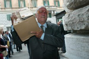 ©Mauro Scrobogna / Lapresse
30-09-2004 Roma
Politica
Cassazione – consegna firme referendun procreazione assistita -legge 40
Nella foto: Alfredo Biondi  FI