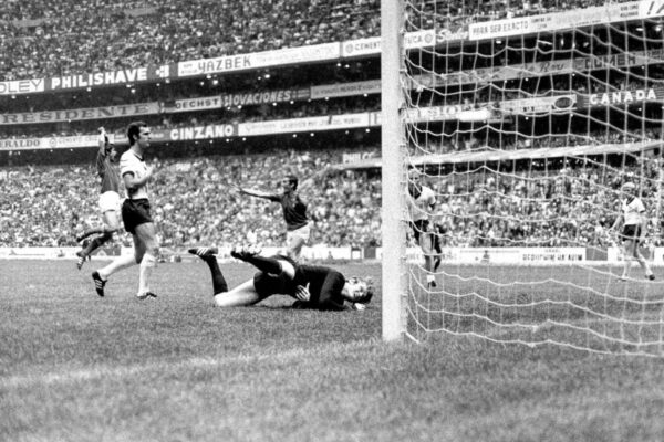 © LAPRESSE 17-06-1970 CITTA’ DEL MESSICO SPORT CALCIO MONDIALI DI CALCIO IN MESSICO 1970 NELLA FOTO: IL QUARTO GOL DEL CALCIATORE ITALIANO GIANNI RIVERA, LUIGI RIVA ALZA LE BRACCIA AL CIELO, BECKENBAUER GUARDA IL PALLONE ED IL PORTIERE MAIER E’ A TERRA DURANTE LA PARTITA ITALIA-GERMANIA VINTA DALL’ITALIA.