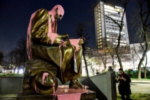 Montanelli e la sposa bambina africana: “perché quella statua va tolta”